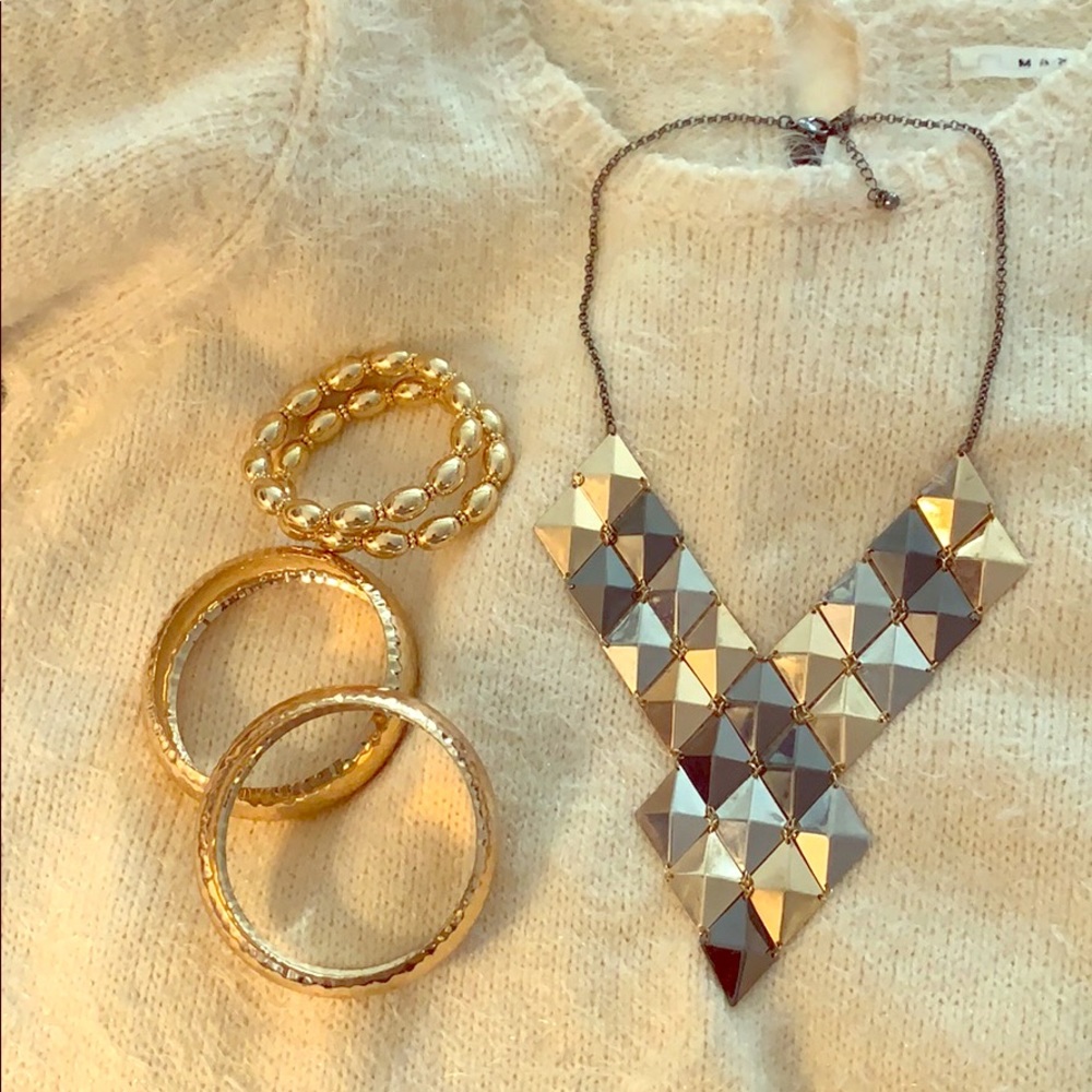 Necklace and set of bracelets